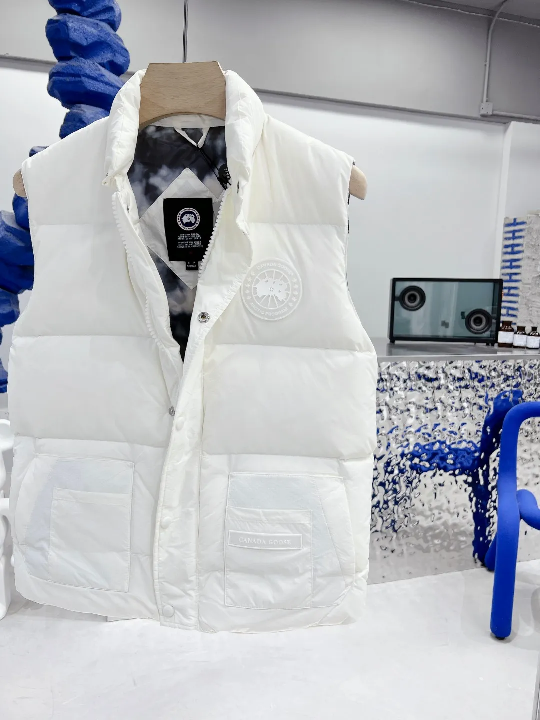 P480 𝗖𝗔𝗡𝗔𝗗𝗔 𝗚𝗢𝗢𝗦𝗘/Canada Goose White Label Glacier Vest Down Jacket Freestyle Vest THEICON This excellent down-filled vest can be freely layered with a variety of clothes, making it a favorite during the changing seasons. It's classic, versatile and provides excellent warmth. The Northern Lights capsule collection is reimagined in rich tones inspired by the stunning colors of Canada's north. The Glacial Haze capsule collection is revamped with a striking and layered color palette that evokes the feeling of being caught in the mist surrounding icebergs and glaciers. The top original replica version refers to the highest version in China (there is no one) (it is a piece of craftsmanship to make a piece of clothing that is ZP when placed in the counter) 1⃣ Made of original custom-made double plain 9500-100% nylon nylon fabric, windproof, waterproof and stain-resistant 2⃣ Filled with national standard Guangzhou Inspection white duck down, the amount of down is more than twice that of ordinary goods.  3⃣The zipper is customized from Yoshida YKK factory, with clear engraving and perfect and smooth texture. 4⃣Collar label, armband, back label, hangtag, complete anti-counterfeiting mark. Color: black, white, mood blue, melted water blue, graphite gray, purple. Size: XS S M L XL XXL